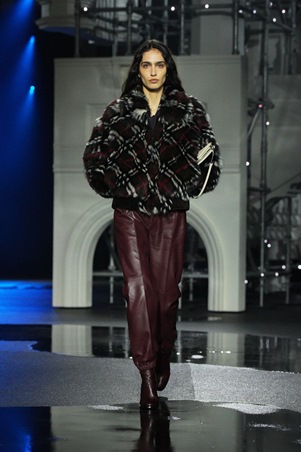 Burberry تكتب ليلها الخاص: لندن كخزانة تتحرّك بعد الغروب